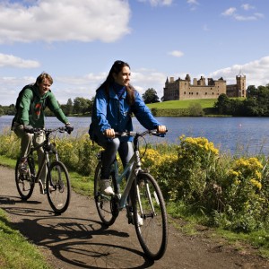 S5 Linlithgow loch cyclists